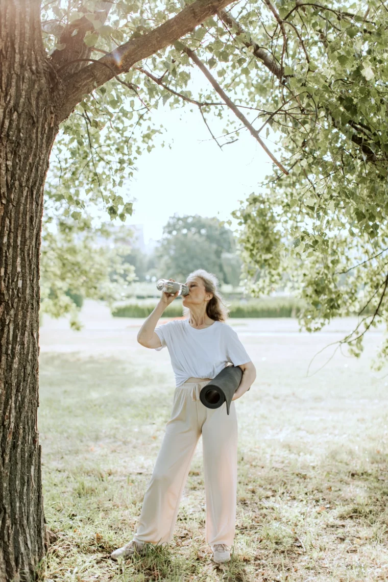 boire beaucoup d eau apres le sport femme jardin arbre