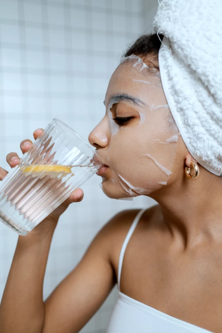 boire de l eau avant la douche femme masque