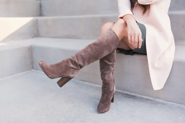 bottes en daim beige mini jupe manteau beige clair