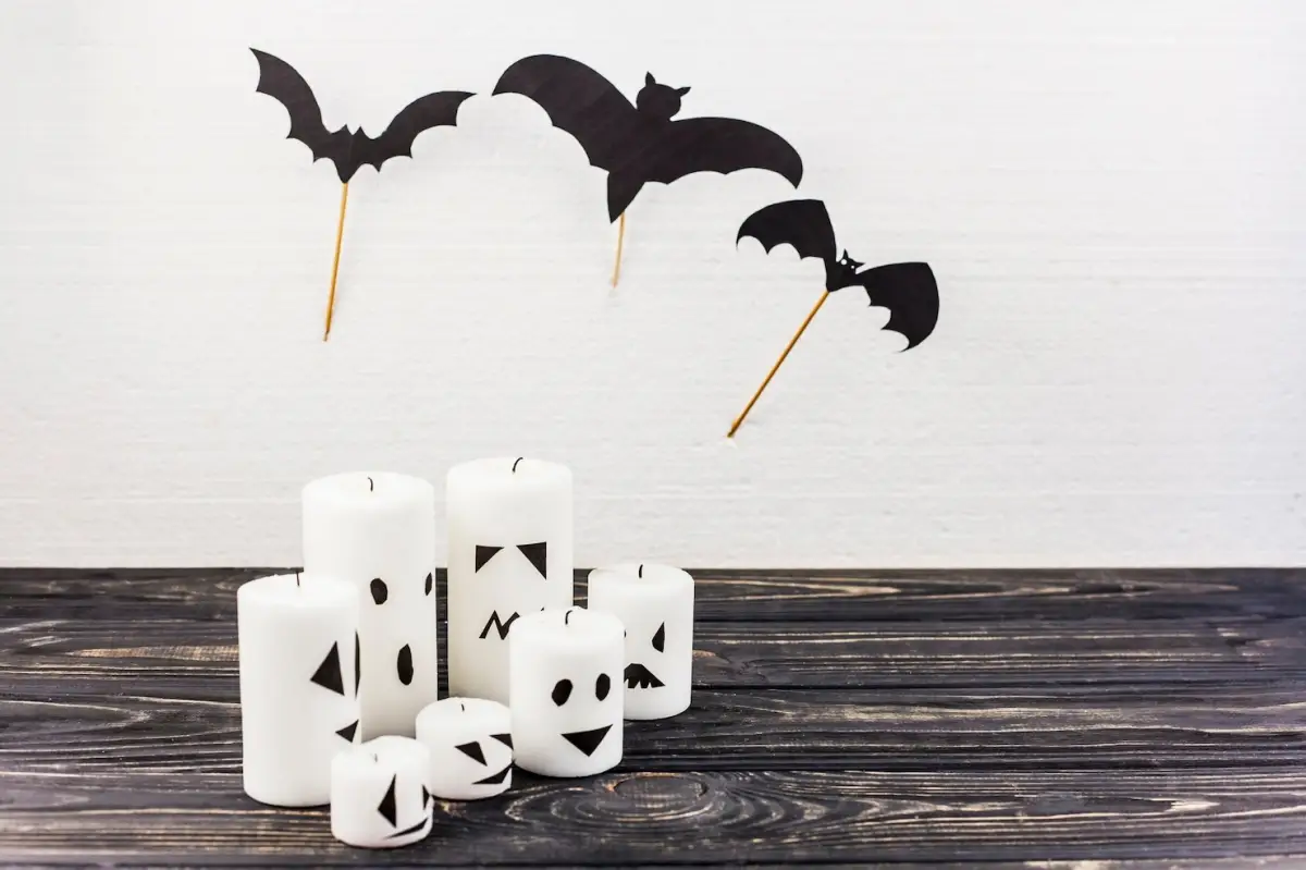 bougies blanches decoration visage effrayant halloween chauve souris papier