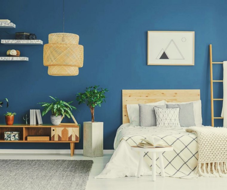 chambre à coucher bleu nuit avec lit et literie blanche deco 2024 tendance