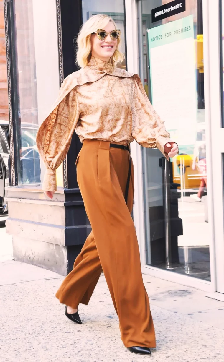 chemise marron et blanc et pantalon marron idée de look femme 50 ans chic