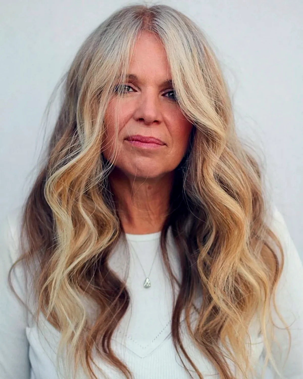 cheveux longs blondes femme 50 ans