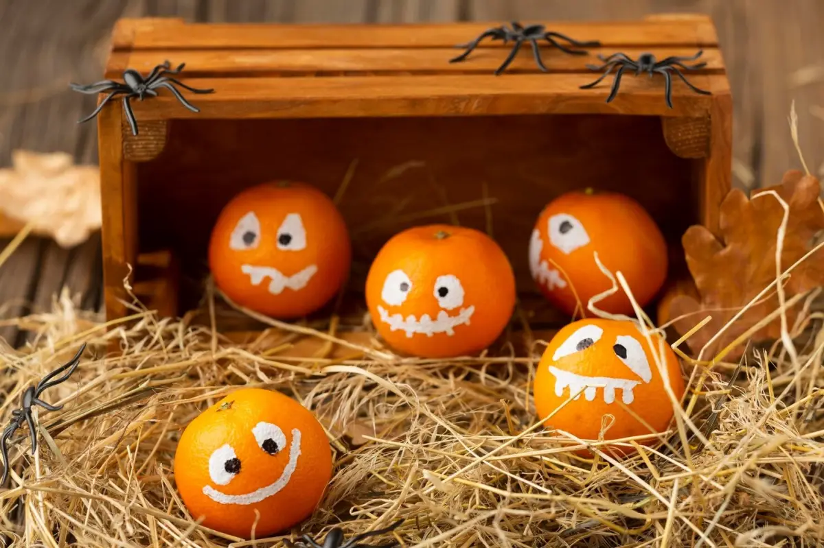 clementine decoration halloween pas cher et simple a faire fruits dessins visage effrayant craie