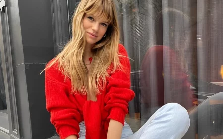 coloration blonde cheveux chatain birkin bangs pull rouge noue jeans clairs