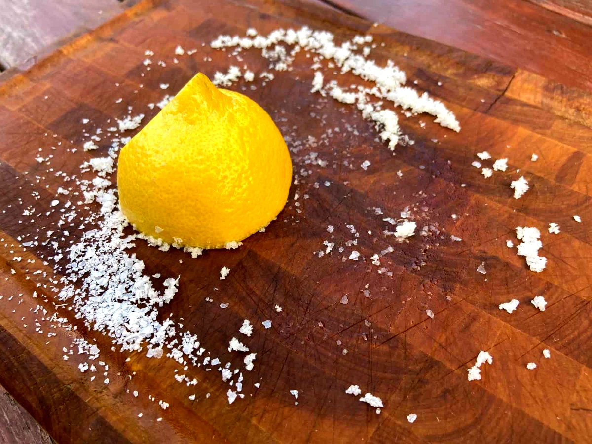 comment bien nettoyer une planche en bois avec du citron jaune et du sel