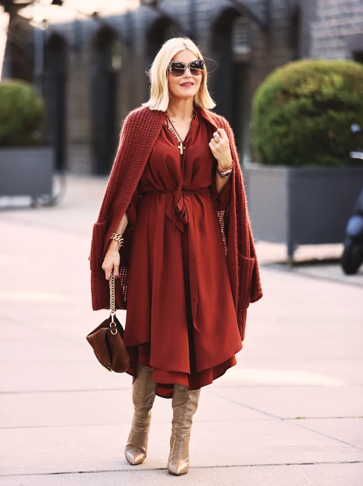 comment porter une robe en automne rouge bordeaux et gilet à grosses mailles 