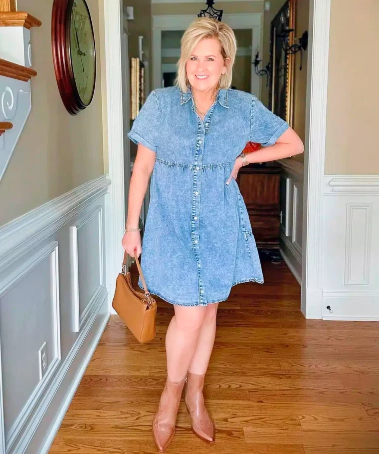 comment porter une robe en jean avec des bottines mode femme 50 ans