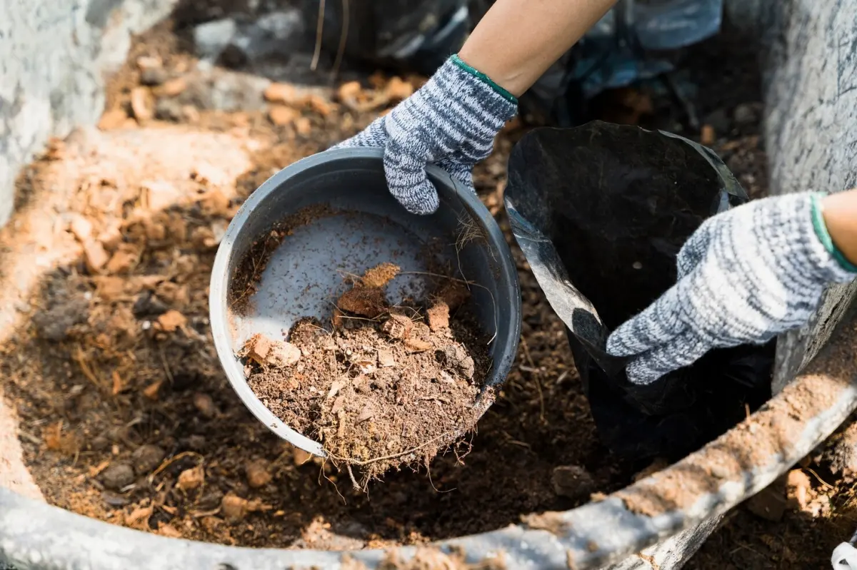 compost amendement sol potager gants jardinage conteneur plastique