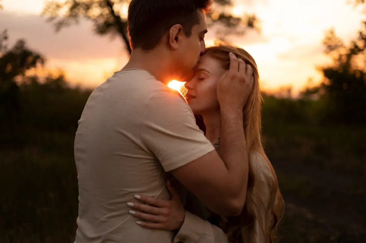 coucher de soleil amour emotions connexion couple femme blonde homme