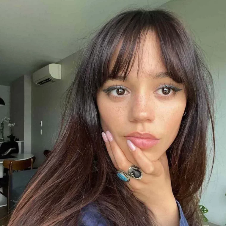 coupe de cheveux frange tendance 2023 jenna ortega ongles rose pale