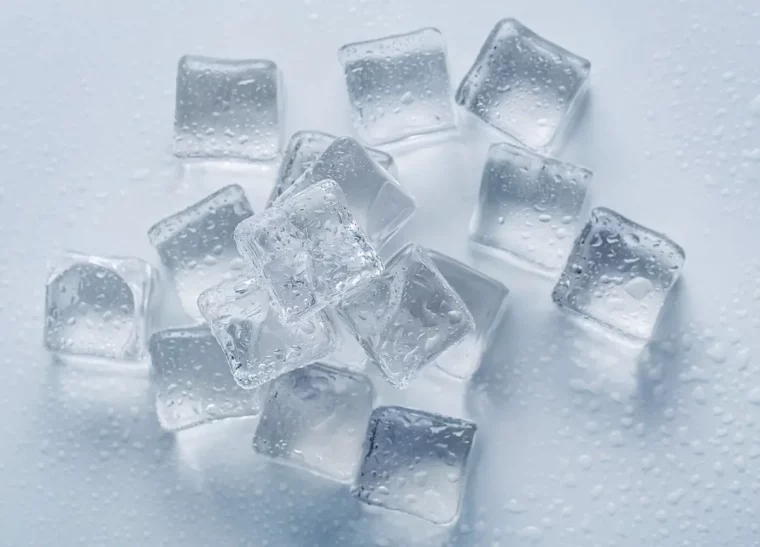 cubes glace glacons surface blanche gouttes d eau