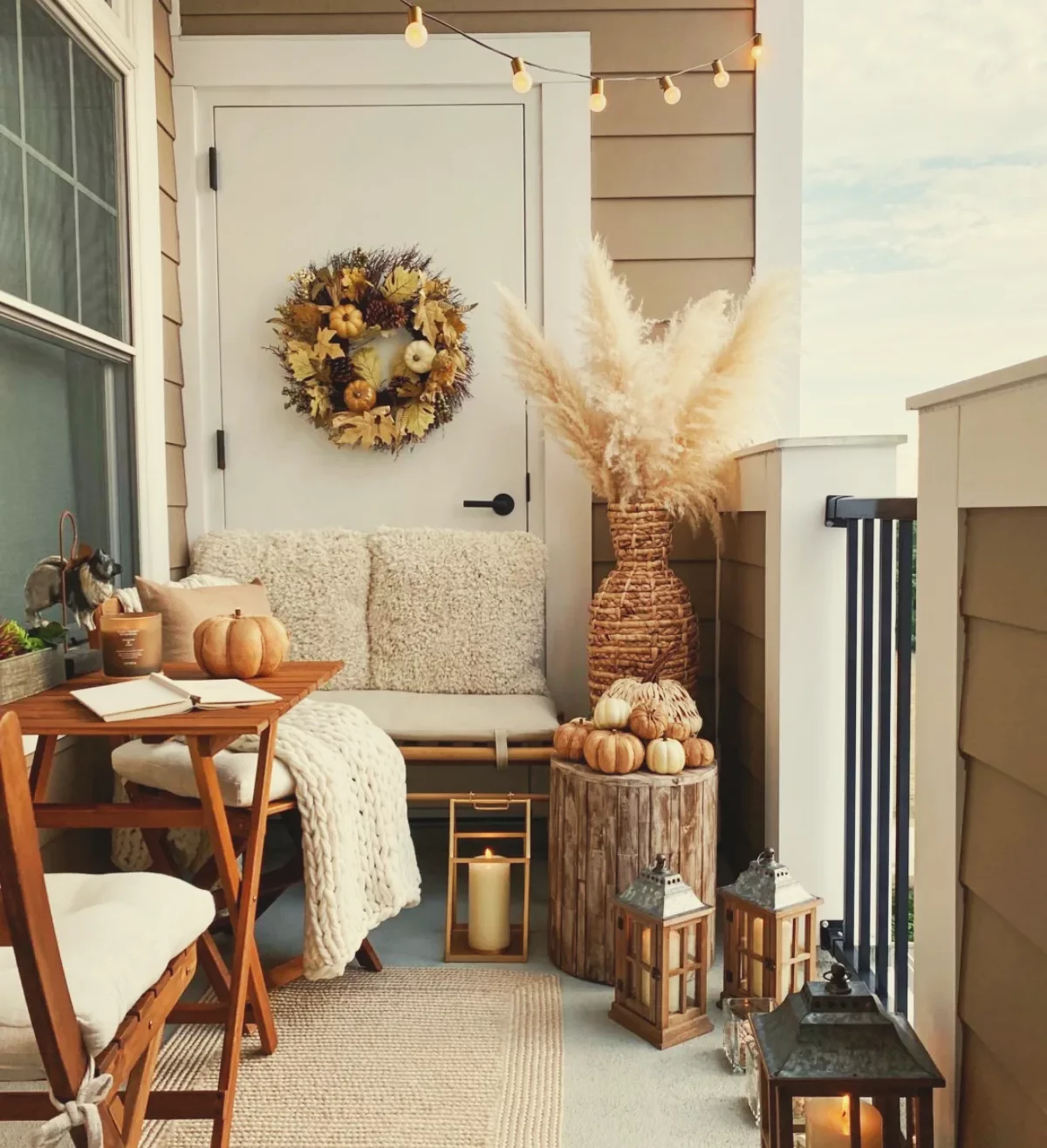 deco automne exterieur chaises et table bois citrouilles lanternes couronne d automne