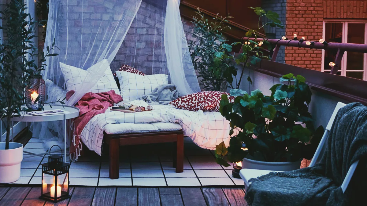 deco automne terrasse originale coussins couvertures et plaids douillets tapis lanternes