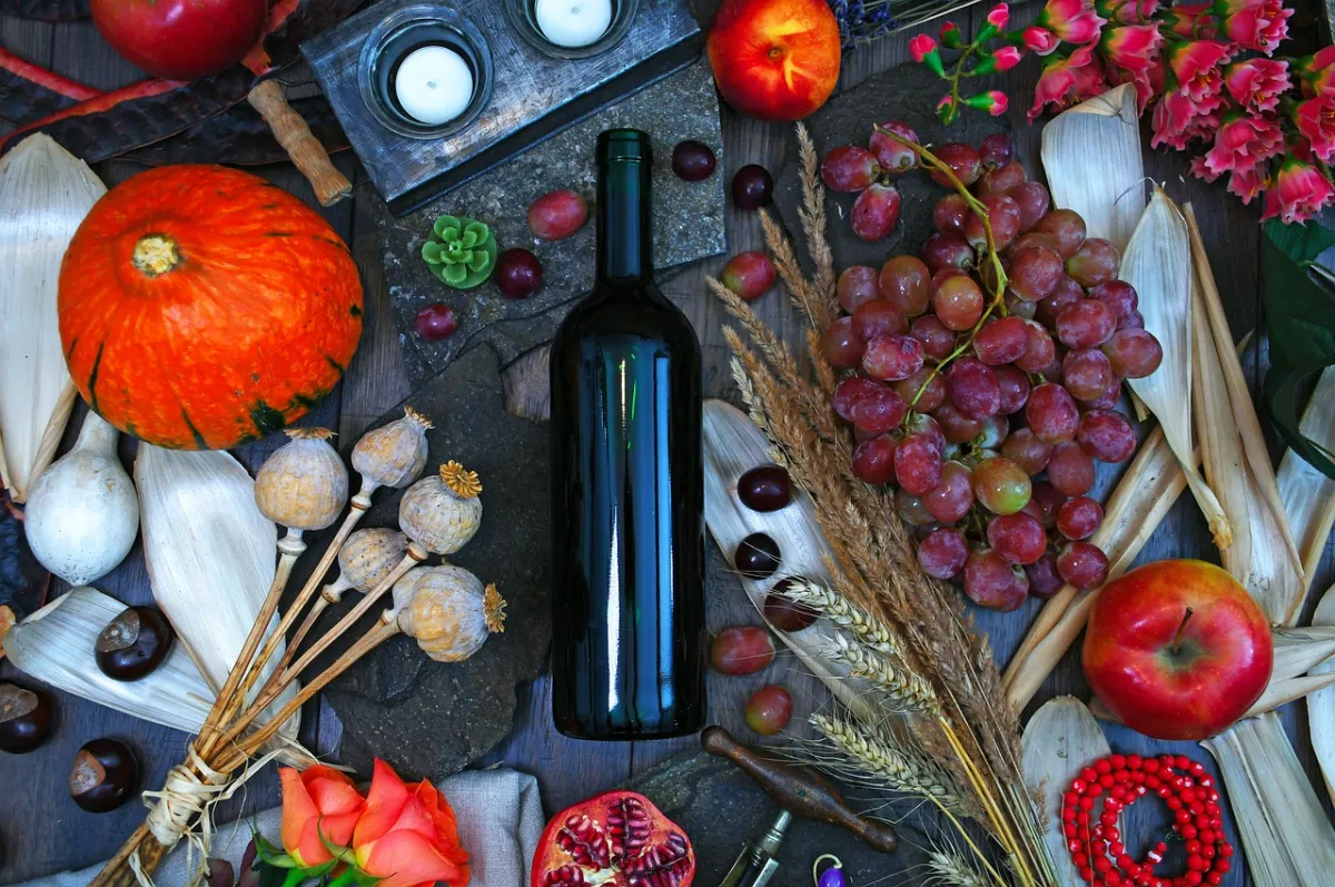 deco table halloween potirons bouteilles vin herbes sechees aliments fleurs
