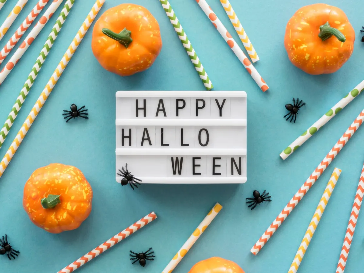 decoration halloween a faire soi meme potirons araignees plastiques surface coloree