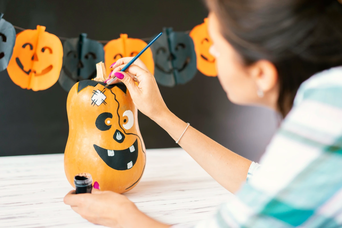 decoration halloween pas cher et simple a faire pinceau peinture citrouille