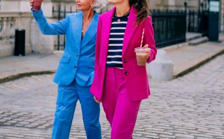 deux femmes tenue bleue et rose rue