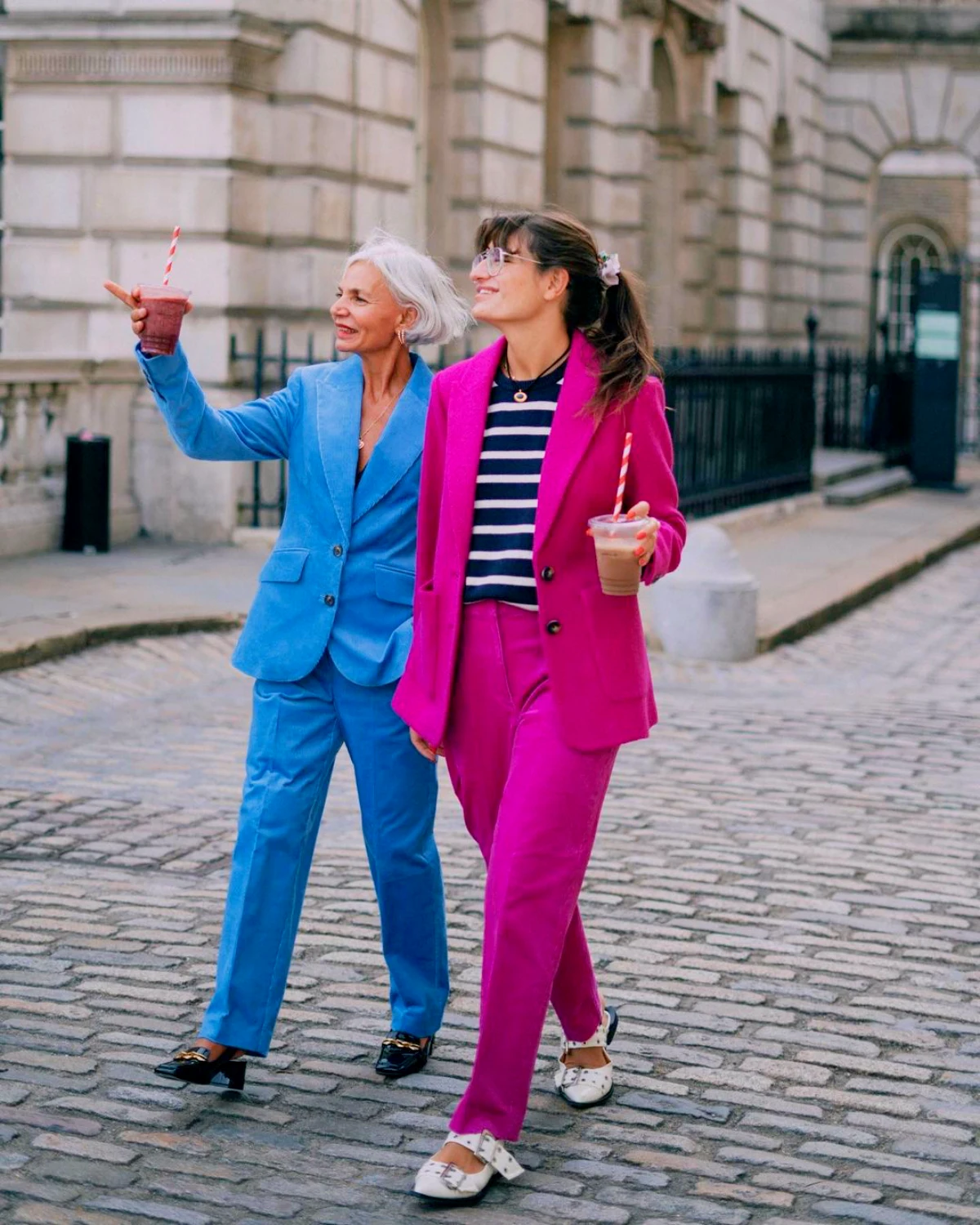 deux femmes tenue bleue et rose rue