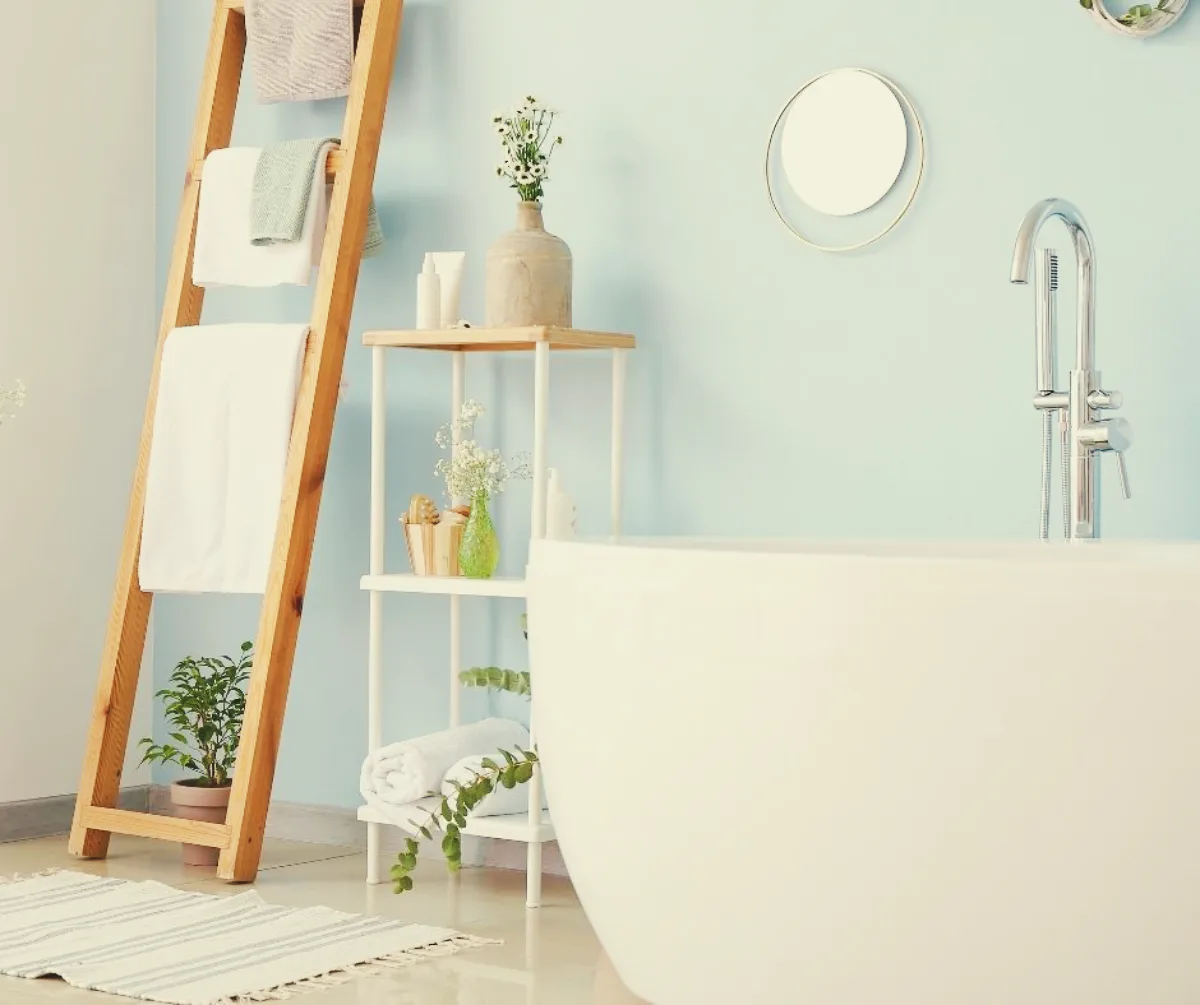 déco salle de bain bleu ciel et baignoire blanche échelle décorative couleur année 2024