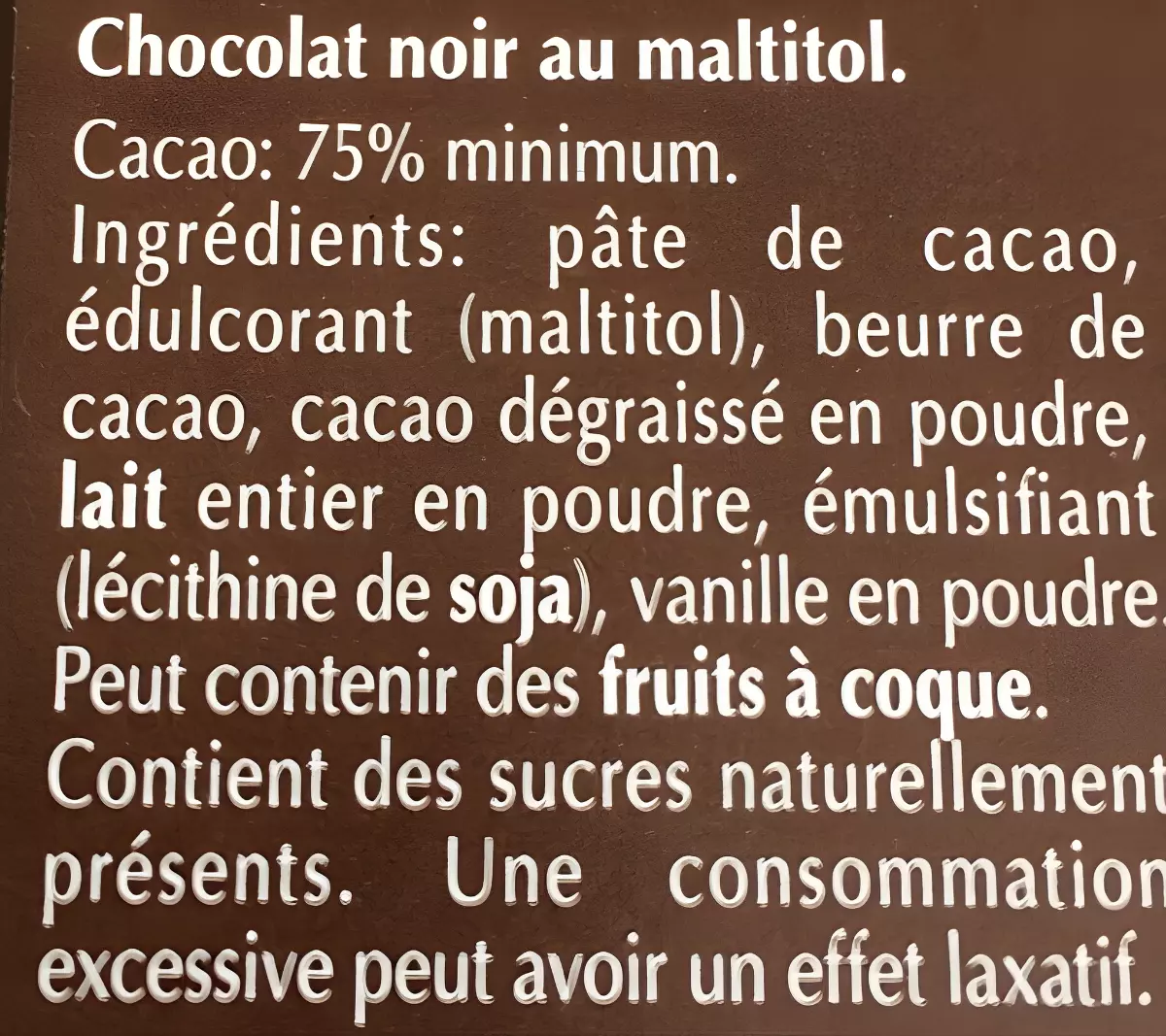 etiquette de chocolat noir ecrit blanc sur marron