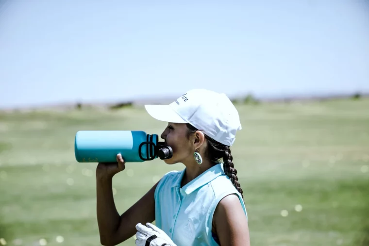 faut l boire de l eau apres le sport femme casquette blanches paysage