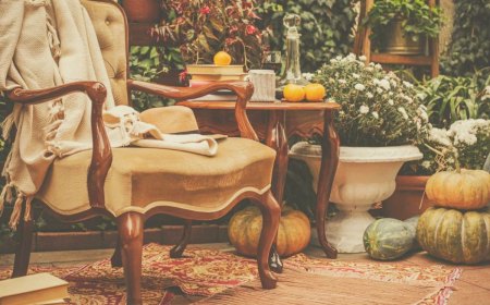 fauteuil vintage cocooning table bois et deco citrouilles idee decoration automne exterieur