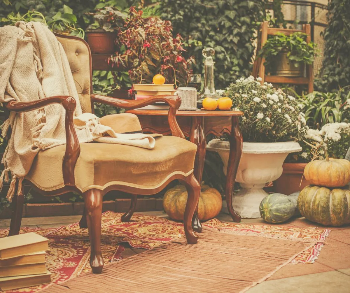 fauteuil vintage cocooning table bois et deco citrouilles idee decoration automne exterieur