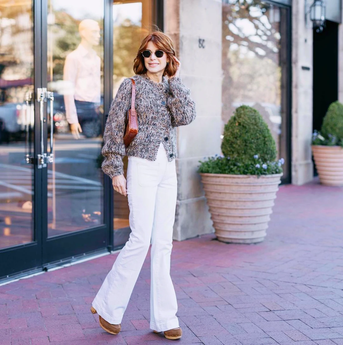 femme 50 ans tendance mode bottines marron jean blanc
