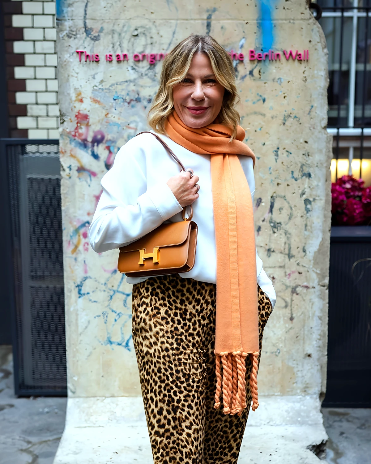 grandes tendances de mode pour femme de 50 ans look echarpe orange