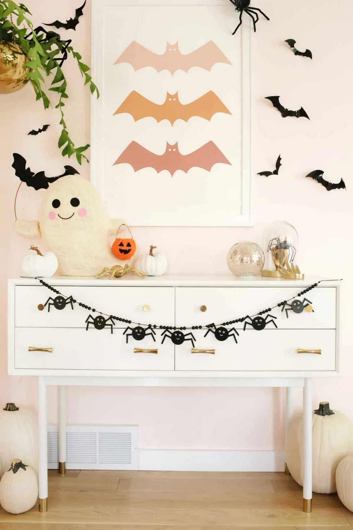 guirlande d halloween en bois araignees noires commode cadre poster chauve souris papier