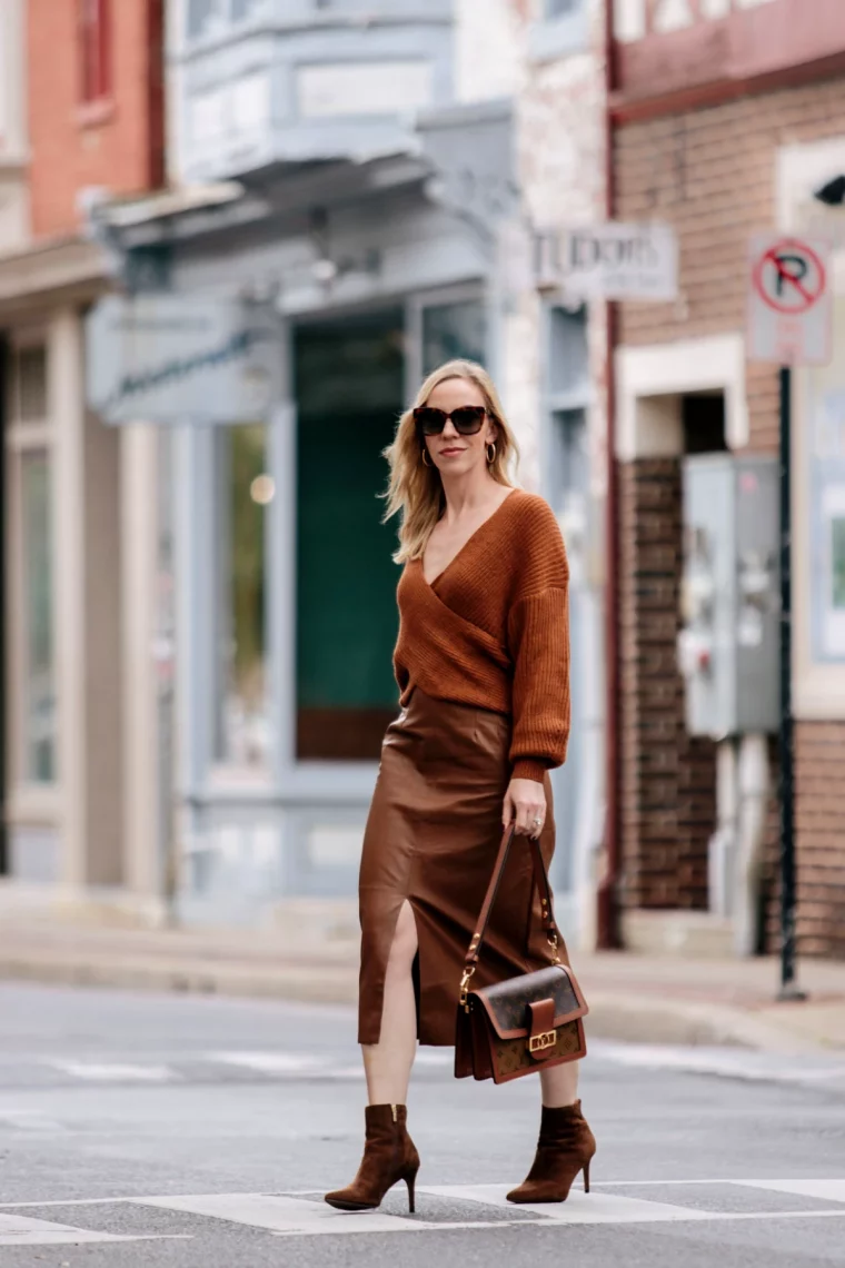 idee de look automne femme 50 ans pull et jupe marron rue