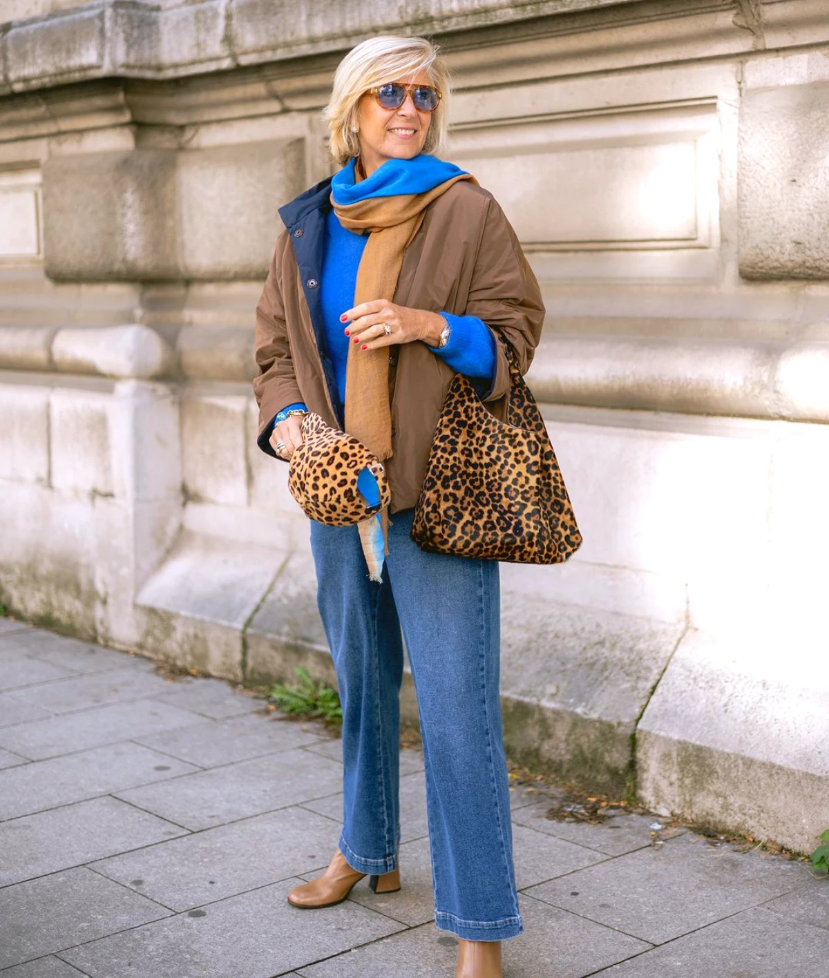 idee de look moderne avec marron et leopard femme 50 ans