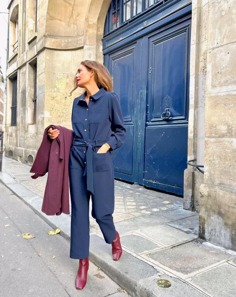 idee de tenue avec bottines couleur bordeau combi bleu marine