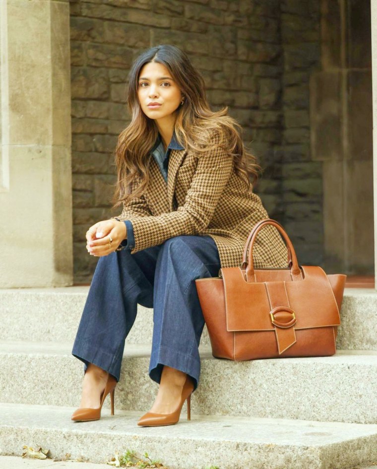 idee de tenue chic avec un jean large sac a main marron escalier