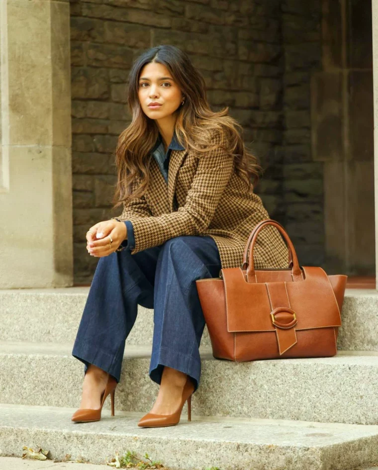 idee de tenue chic avec un jean large sac a main marron escalier