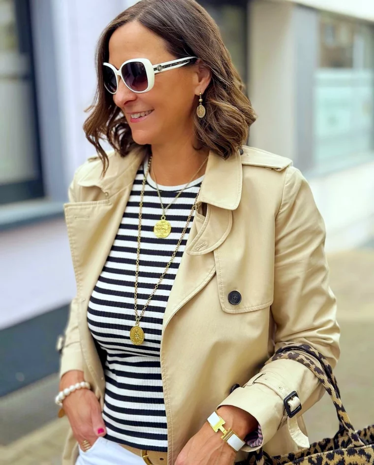 idee de tenue femme 50 ans rayures trench lunettes de soleil blanc