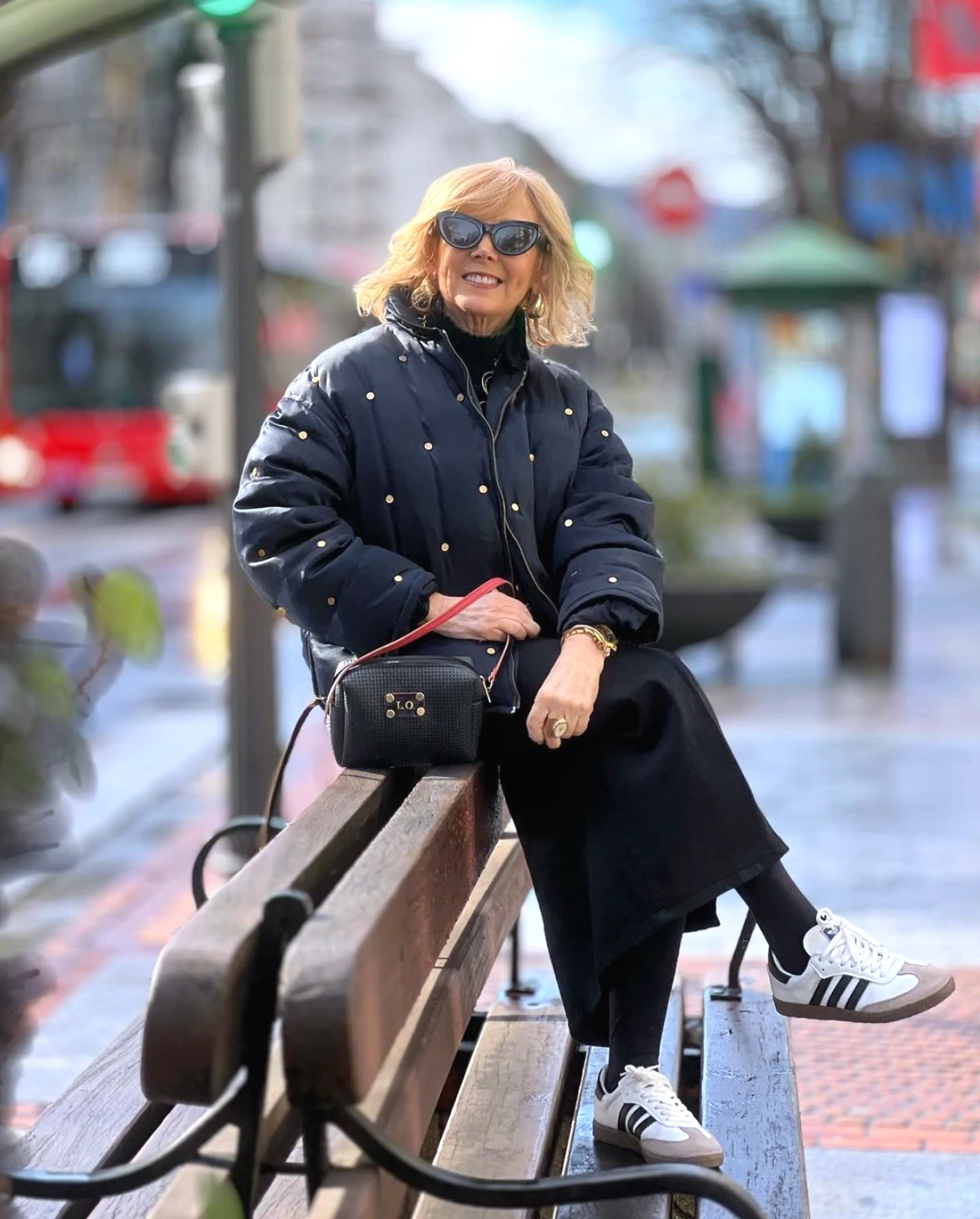 idees de look automne. mode femme 60 ans doudoune noire jupe et baskets blanches