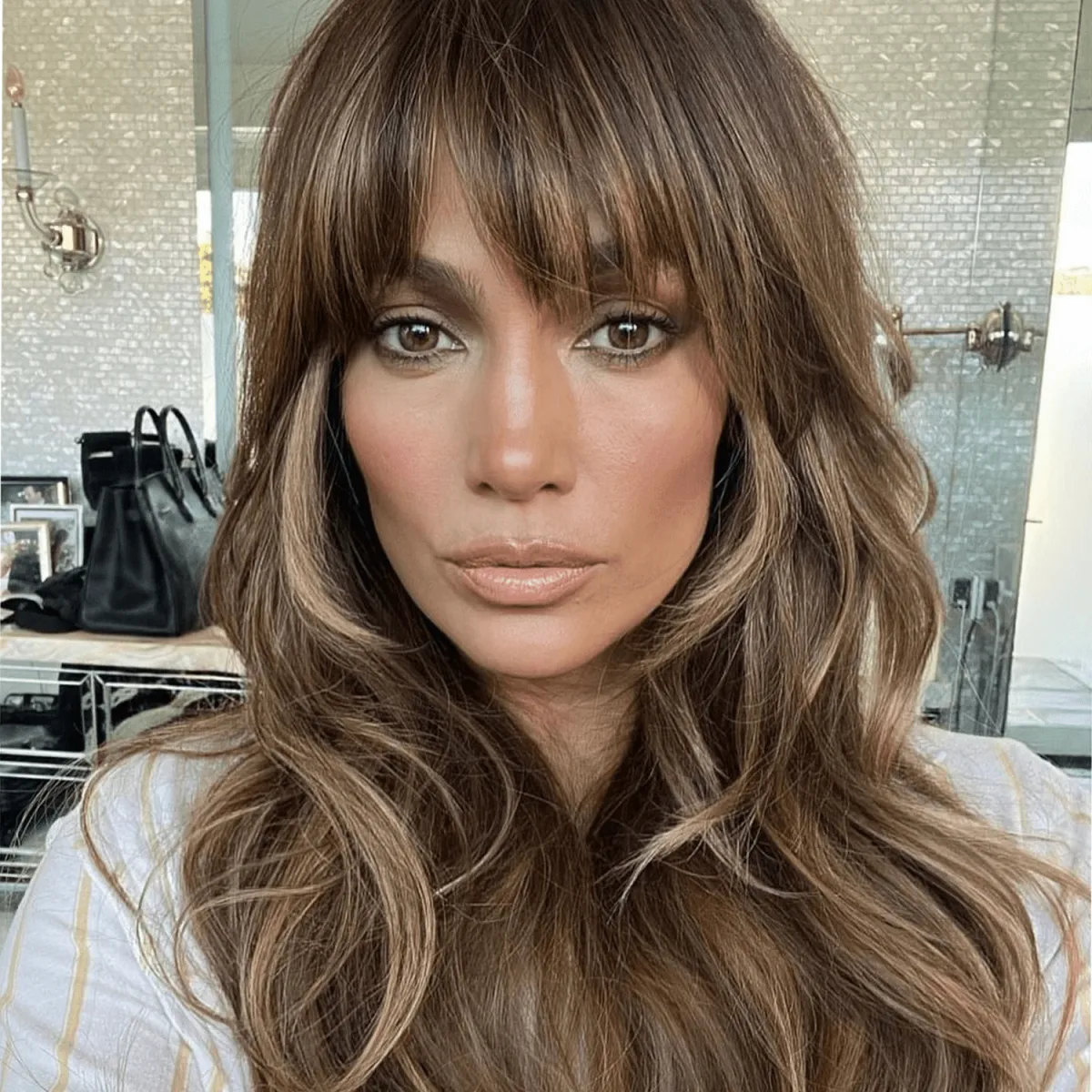 jennifer lopez coloration cheveux meches blondes couches frange birkin