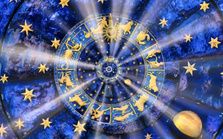 le cercle do zodiaque avec des signes dores et des rayons qui sortent du centre sur fond bleu et des etoiles dorees