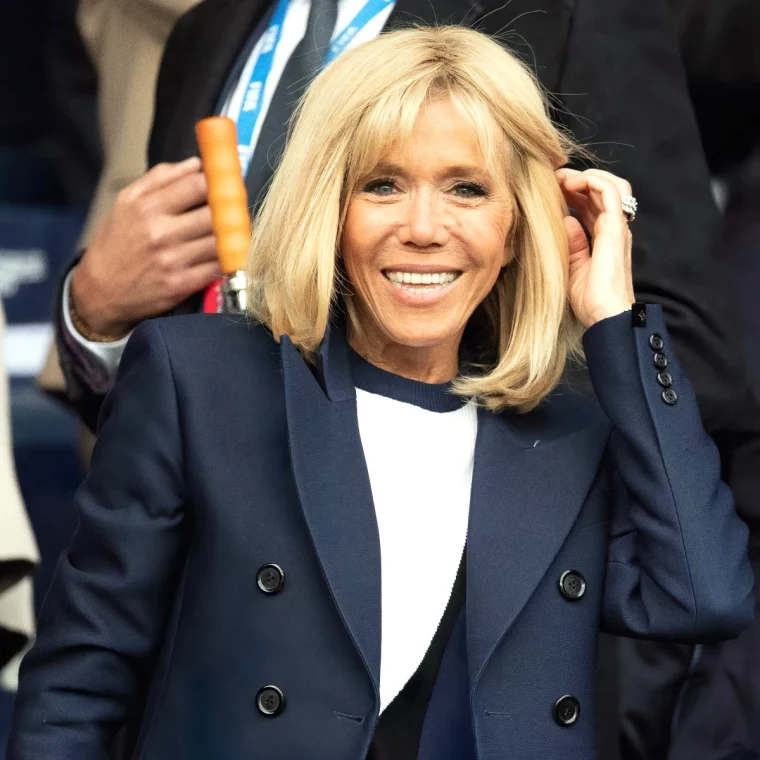 le secret des cheveux de brigitte macron veste bleu top blanc