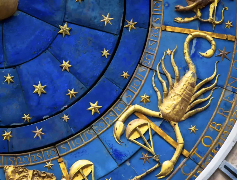 le signe du scorpion dore sur fond bleu et des etoiles dorees