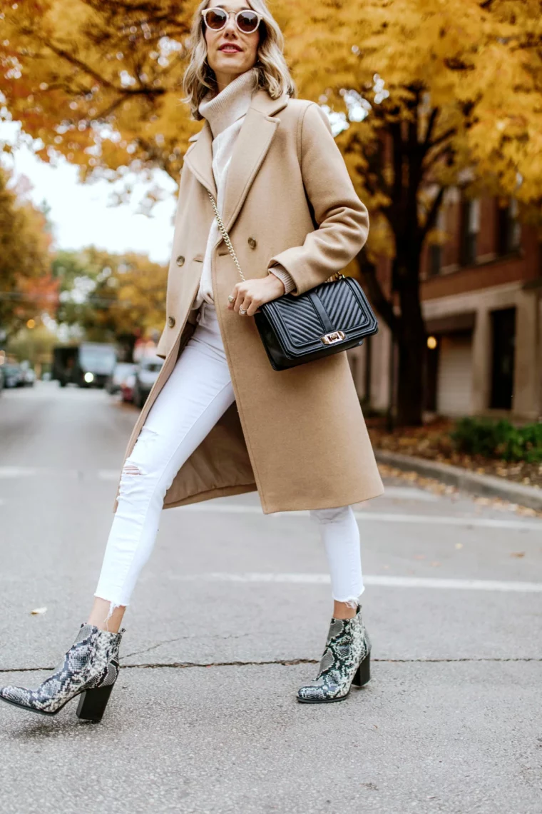 look avec jean blanc bottines serpent manteau beige