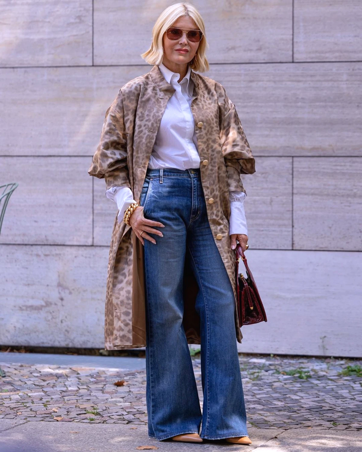 look avec leopard femme 50 ans trench cemise blanche et jean droit