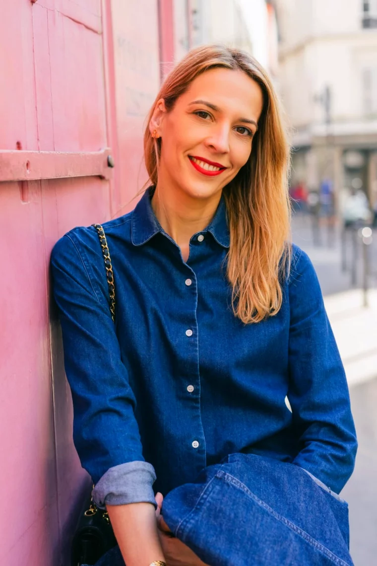 look avec une chemise en jean bleu fonce femme blonde