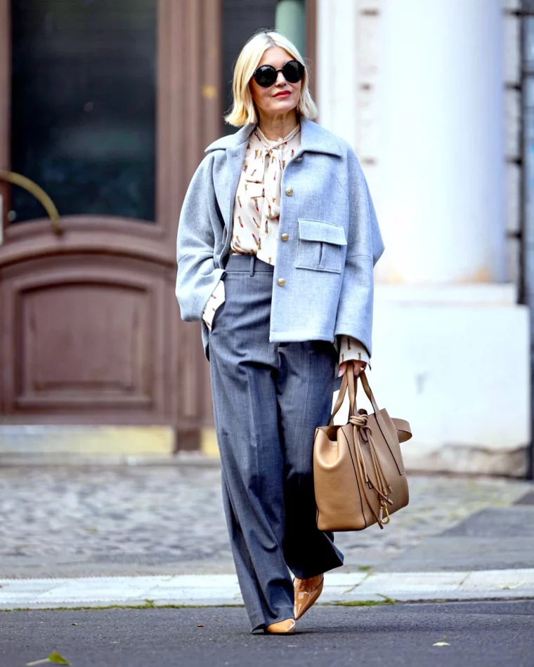 look femme 50 ans 2024 pantalon large et veste mi longue dans les tons gris