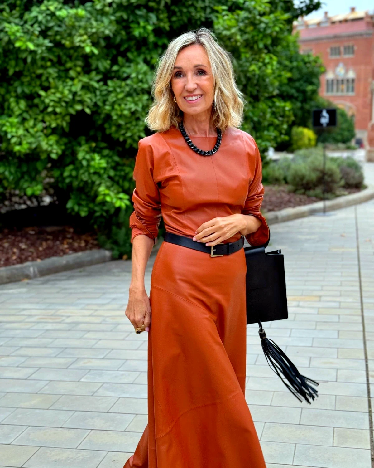 look total cuir mode tendance mode femme 50 ans robe couleur rouille