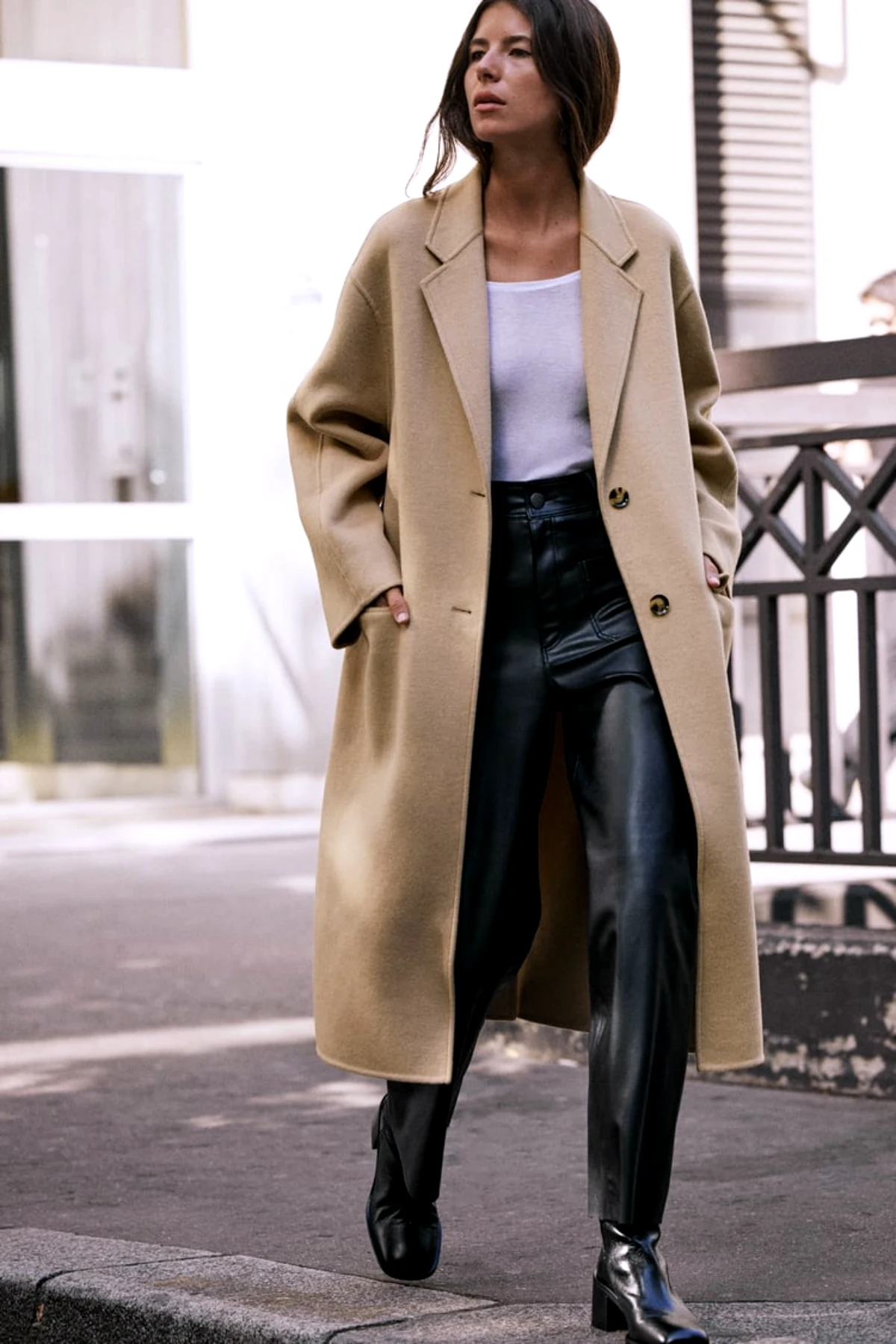 manteau beige oversize tendance 2023 pantalon en cuir rue