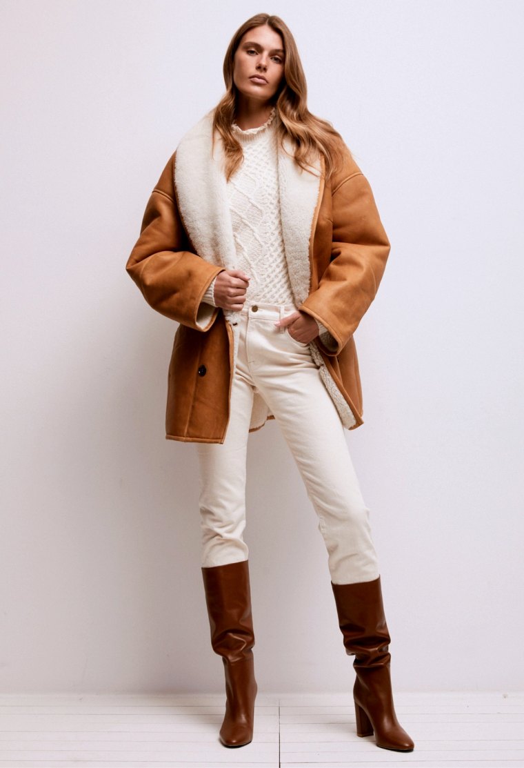 manteau en peau lainee jean blanc bottes blanches chaussures