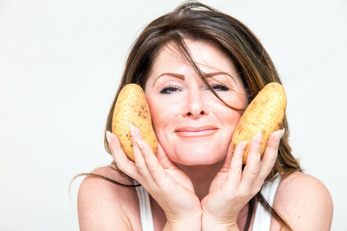 masque pomme de terre pour le visage femme brune rajeunir